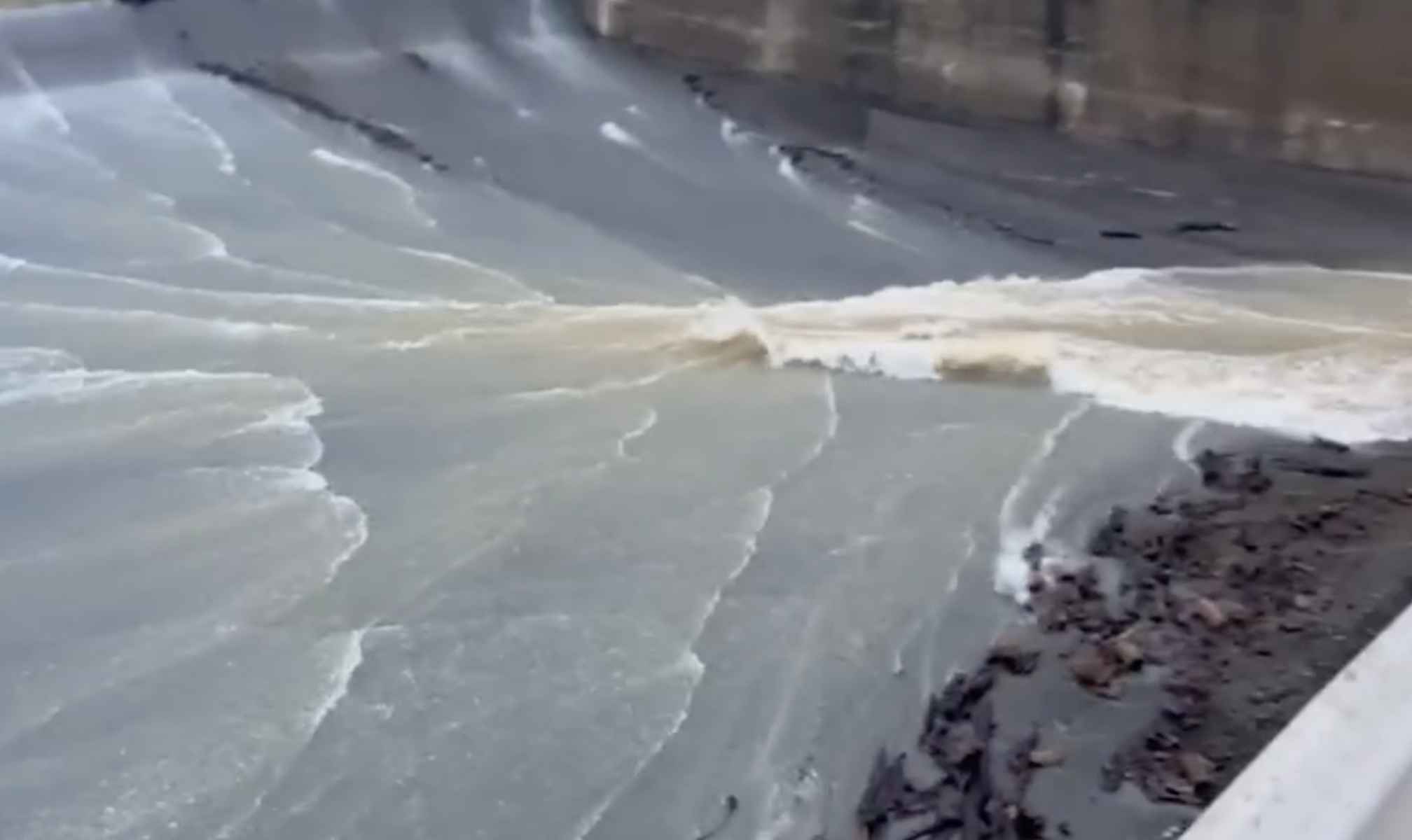 La fuerza del agua en el embalse de Guadarranque. La fuerza del agua en el embalse de Guadarranque.