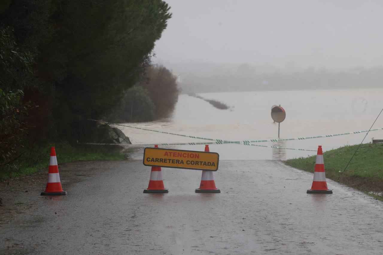 Carretera cortada por la cantidad de agua. Carretera cortada por la cantidad de agua.
