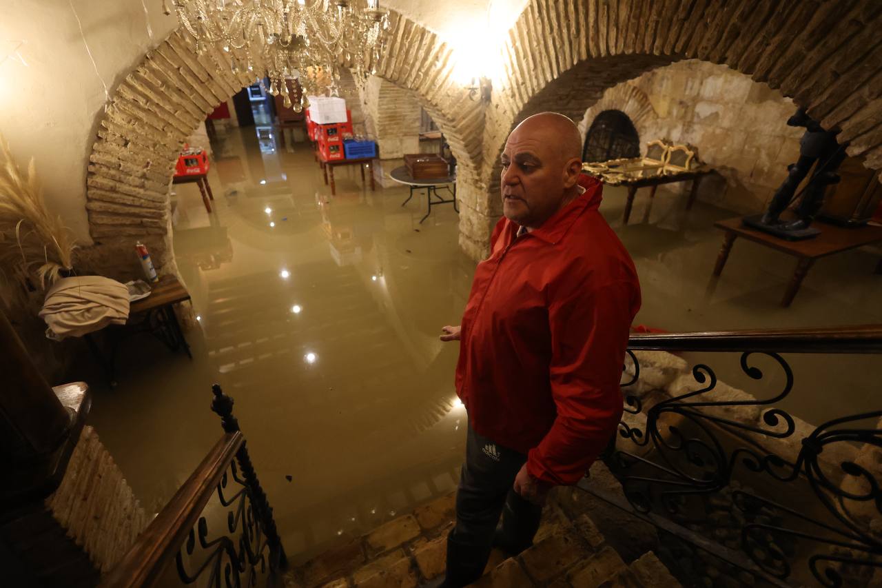 Miguel, encargado de La Venta de Cartuja, anegada tras la crecida del río Guadalete en el Jerez rural.