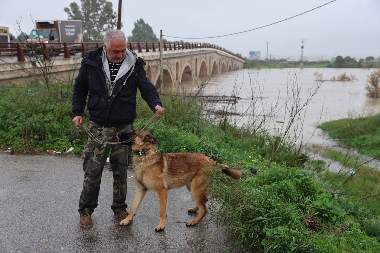 Santiago, con su perro, cerca de la Venta La Cartuja, tras ser desalojado de Las Pachecas.