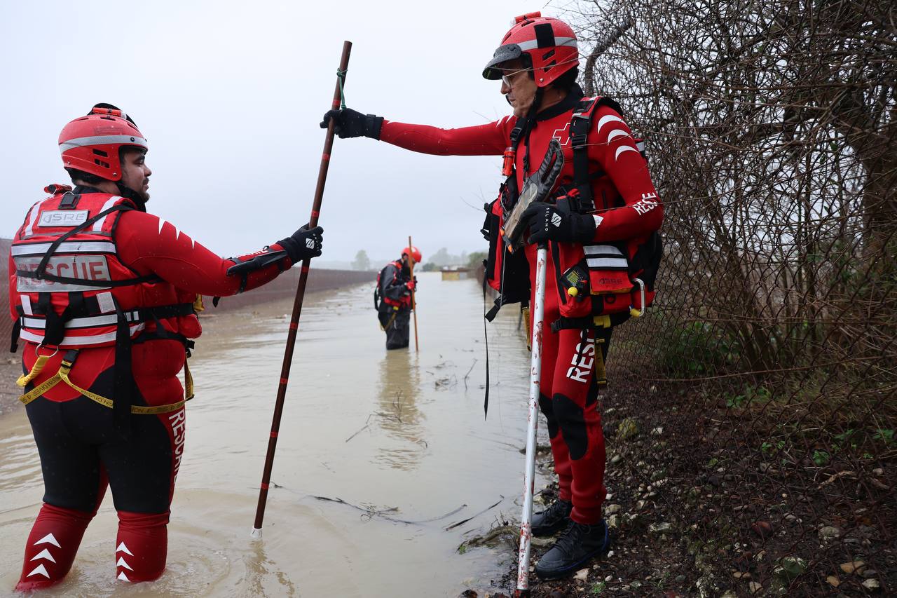 Servicios de emergencias trabajando en el desalojo de vecinos de Las Pachecas de Jerez tras la crecida del río Guadalete.