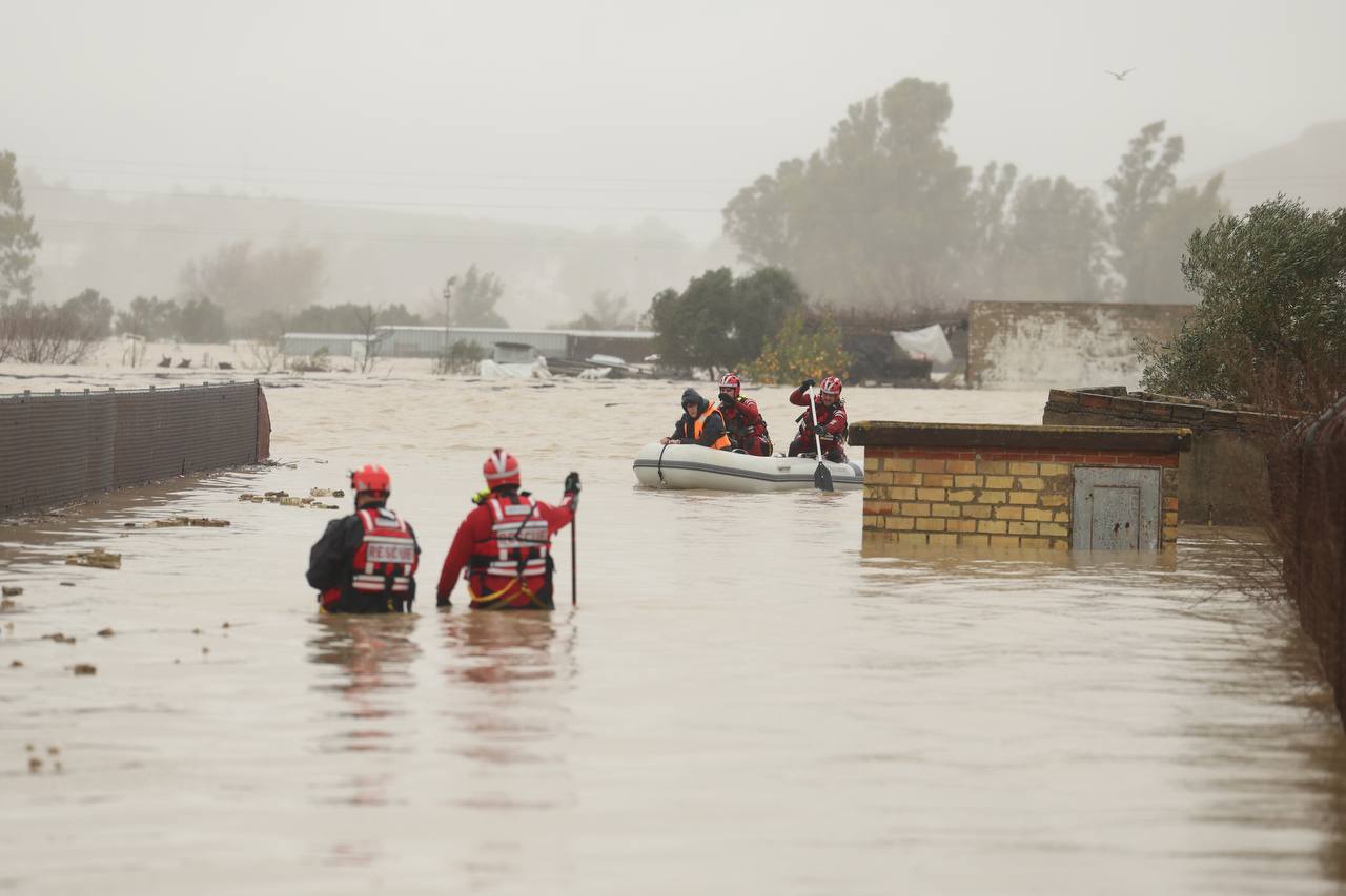 Los servicios de emergencia, en zodiacs por Las Pachecas, pedanía de Jerez.
