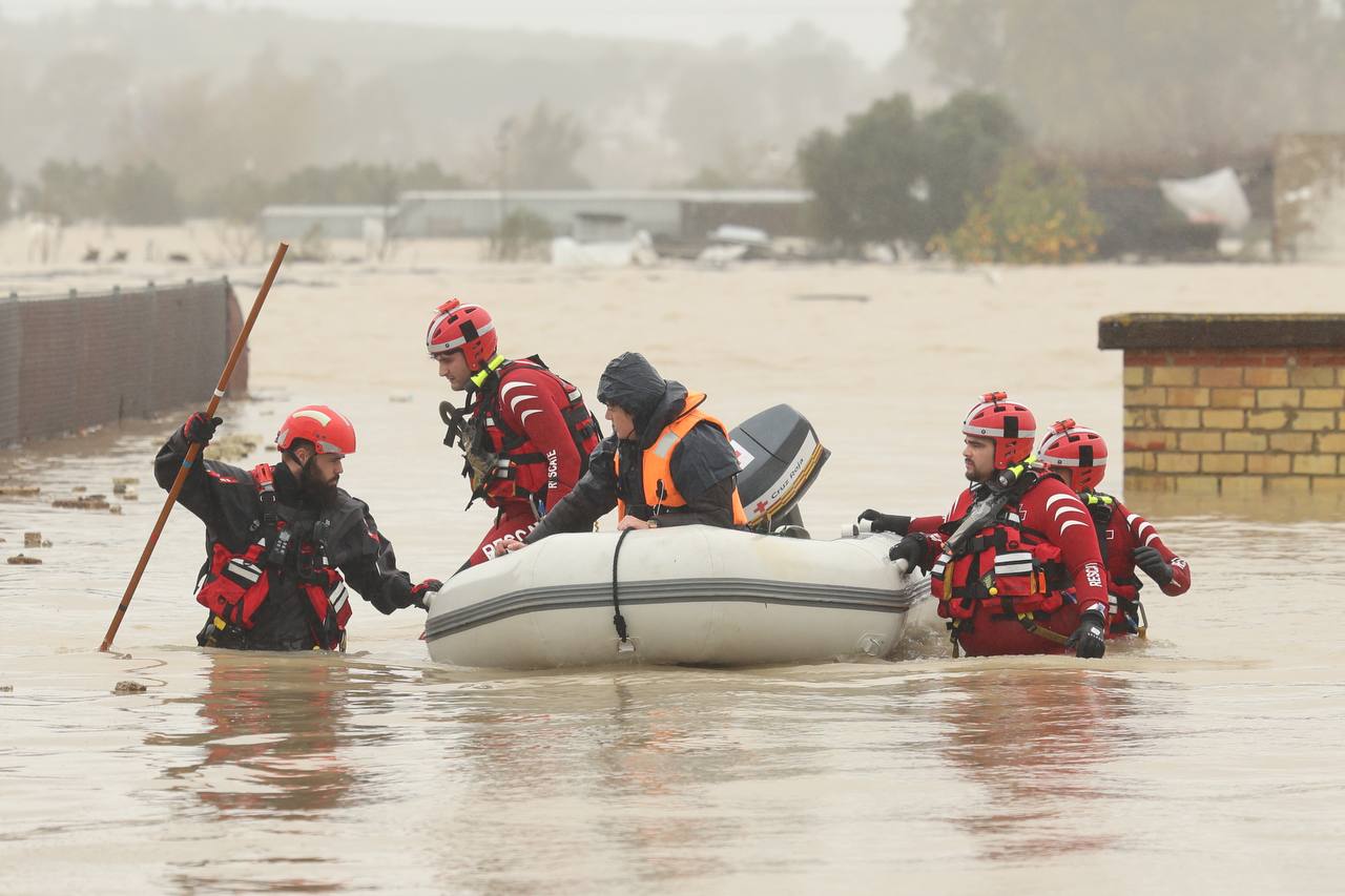 Los Servicios de Emergenciaws desalojan a vecinos de Las Pachecas en zodiacs tras la crecida del Guadalete.