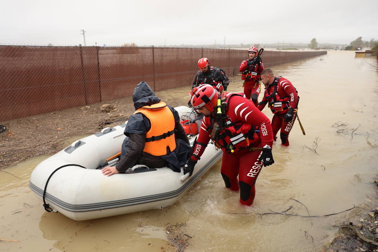 Zodiacs para el desalojo de vecinos de Las Pachecas tras la crecida del Guadalete, por la borrasca 'Kristin'.