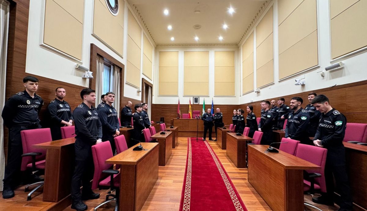 Acto institucional junto a los agentes.