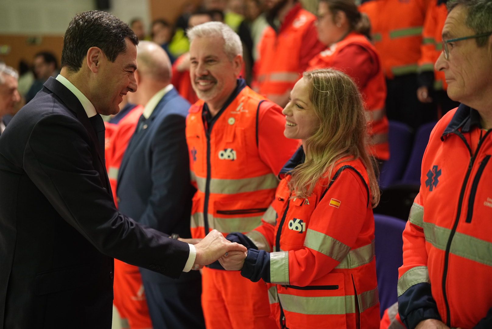Juanma Moreno se dirige al persona sanitario y de emergencias que intervino en el accidente de Adamuz.