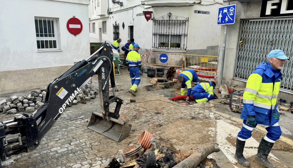 Los operarios trabajan tras el hundimiento registrado en la calle San Cayetano en Rota.