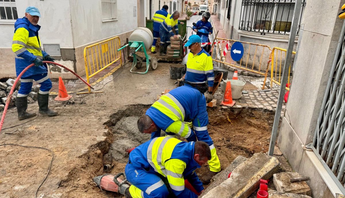 Así trabajan los operarios en la calle afectada en el centro.