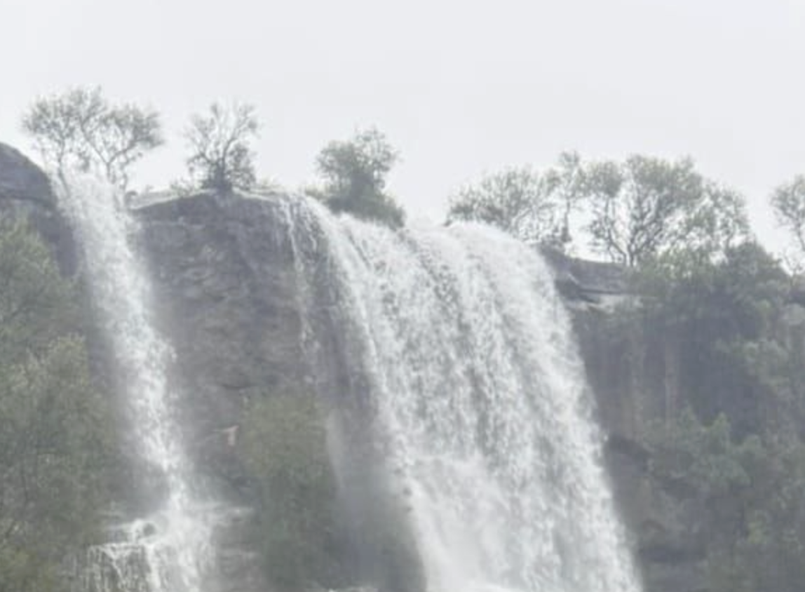 El agua cae con fuerza por la Sima de Villaluenga del Rosario, en la Sierra de Cádiz.