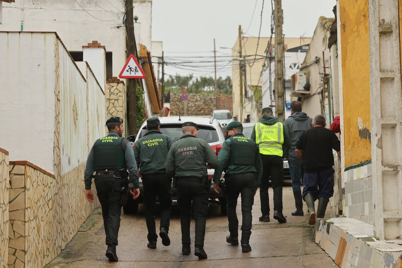Agentes de la Guardia Civil llamando a desalojar a vecinos de La Ina por la subida del Guadalete. 