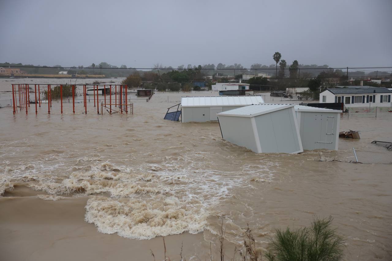 Edificaciones y 'mobil home' en la zona de Las Pachecas, completamente inundada este jueves ante la crecida del río.