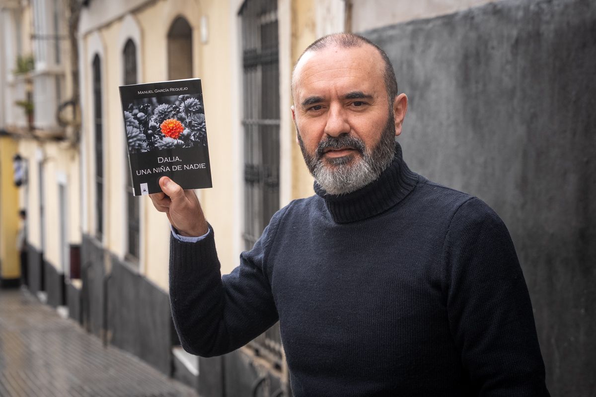 Manuel García Requejo, posando con su libro en una calle de Cádiz.