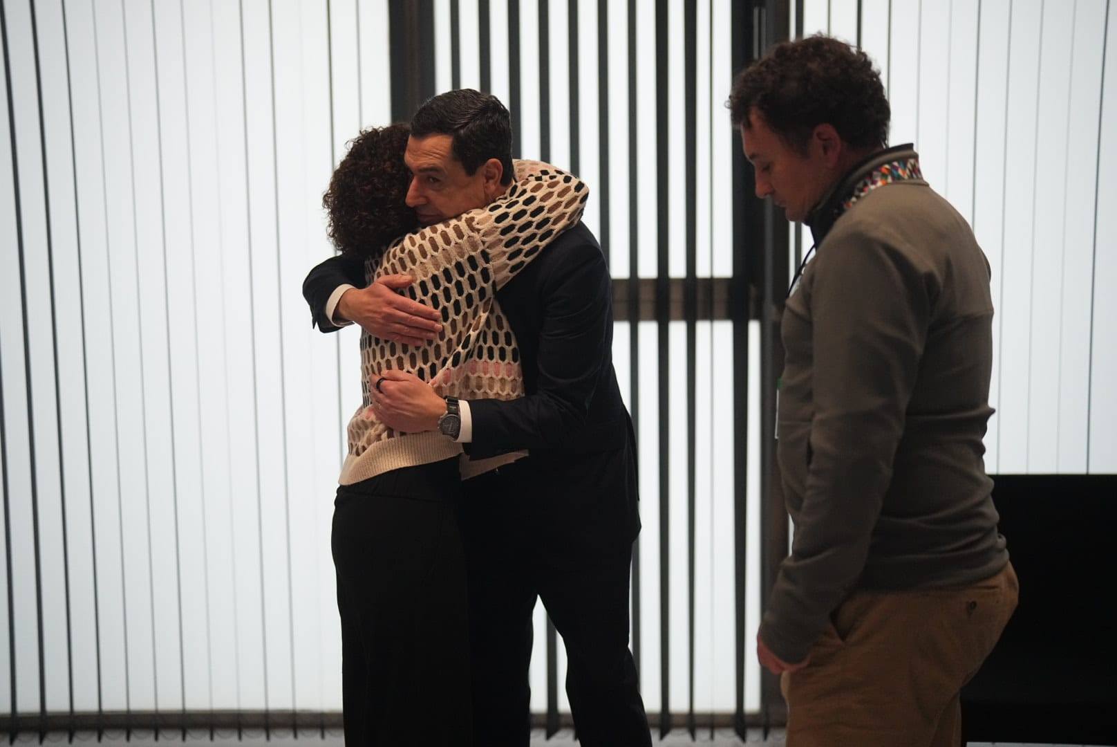 Juanma Moreno, con los padres de Sandra Peña.
