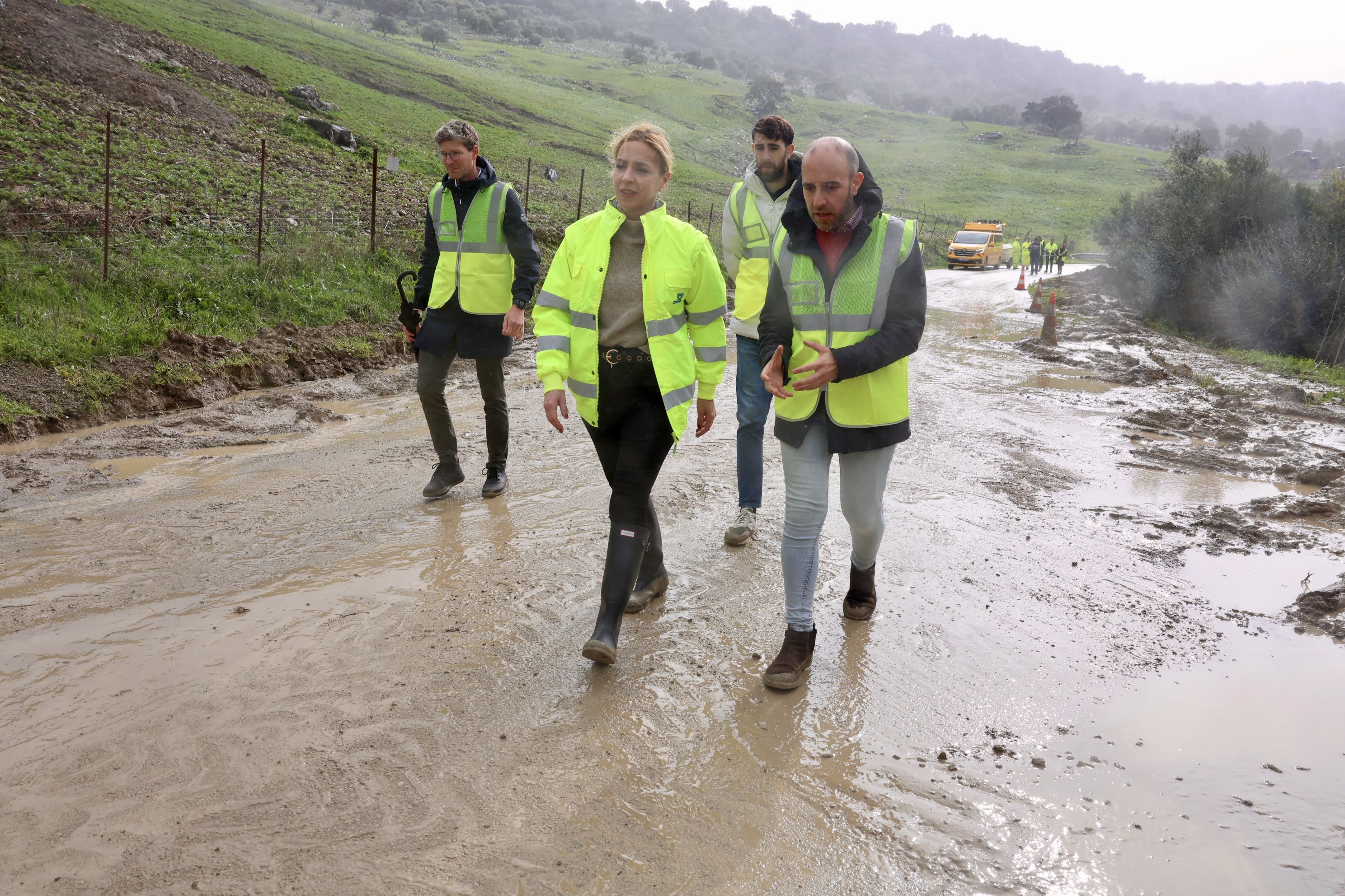La presidenta de la Diputación de Cádiz, Almudena Martínez, con el alcalde de Grazalema, Carlos García, supervisa los trabajos.