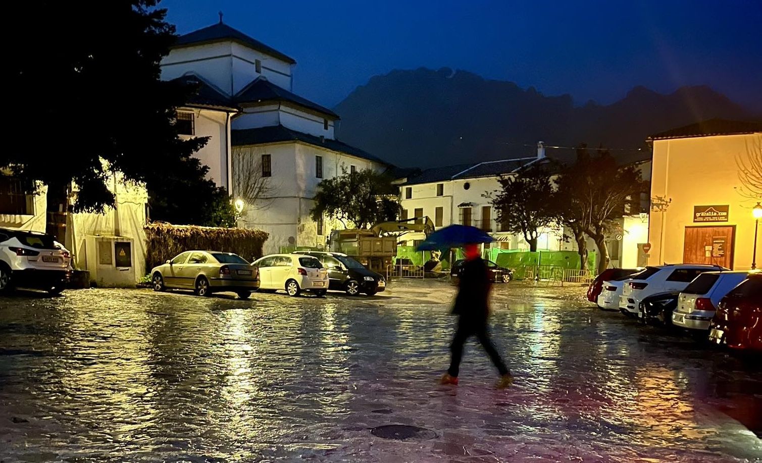 Un hombre pasea con paraguas por Grazalema. Un hombre pasea con paraguas por Grazalema.