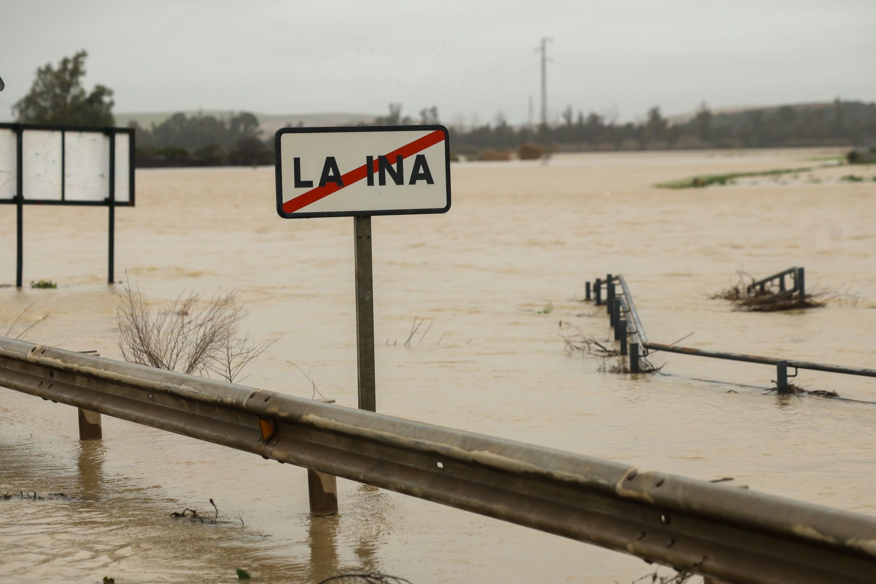 El colegio de La Ina, con los accesos a la barriada rural inundados, seguirá sin clases en la jornada de este viernes.