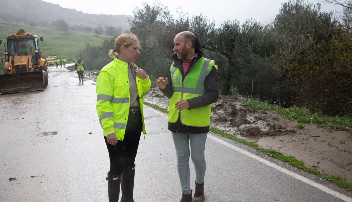 El alcalde de Grazalema, Carlos Javier García, con la presidenta de Diputación, Almudena Martínez, revisando los desperfectos provocados por el temporal.