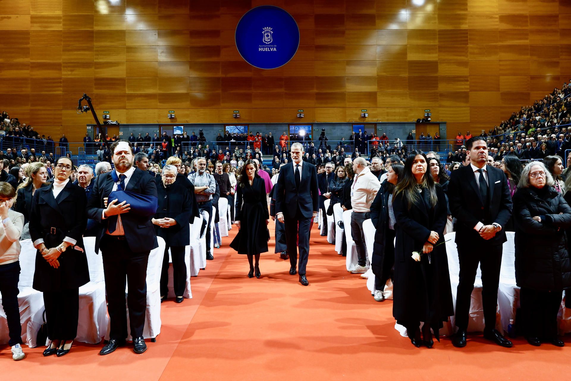 Los Reyes de España, a su llegada al funeral en Huelva.
