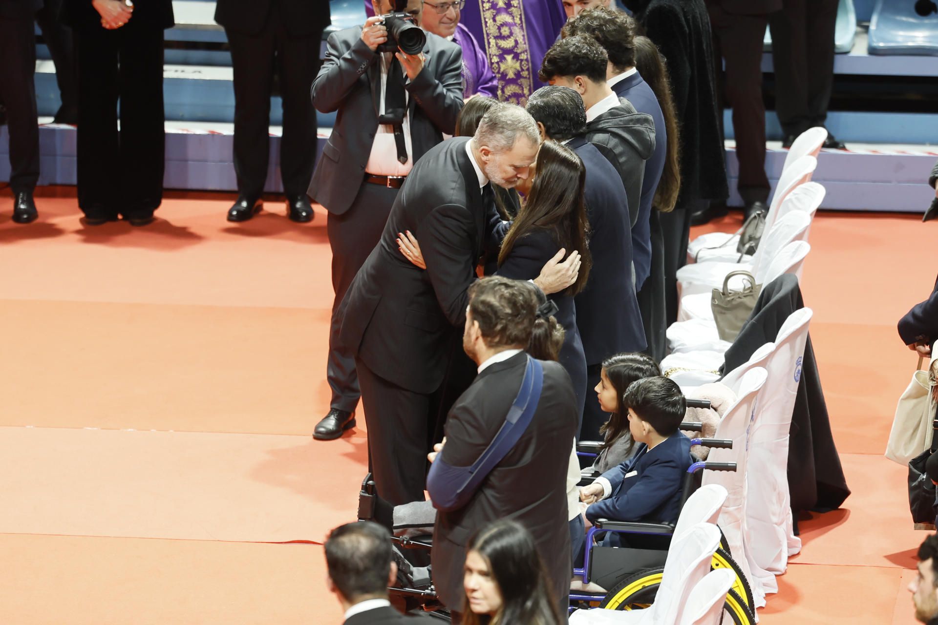 Don Felipe y doña Letizia abrazan a las víctimas de Adamuz en el funeral de Huelva.  JOSÉ MANUEL VIDAL / EFE