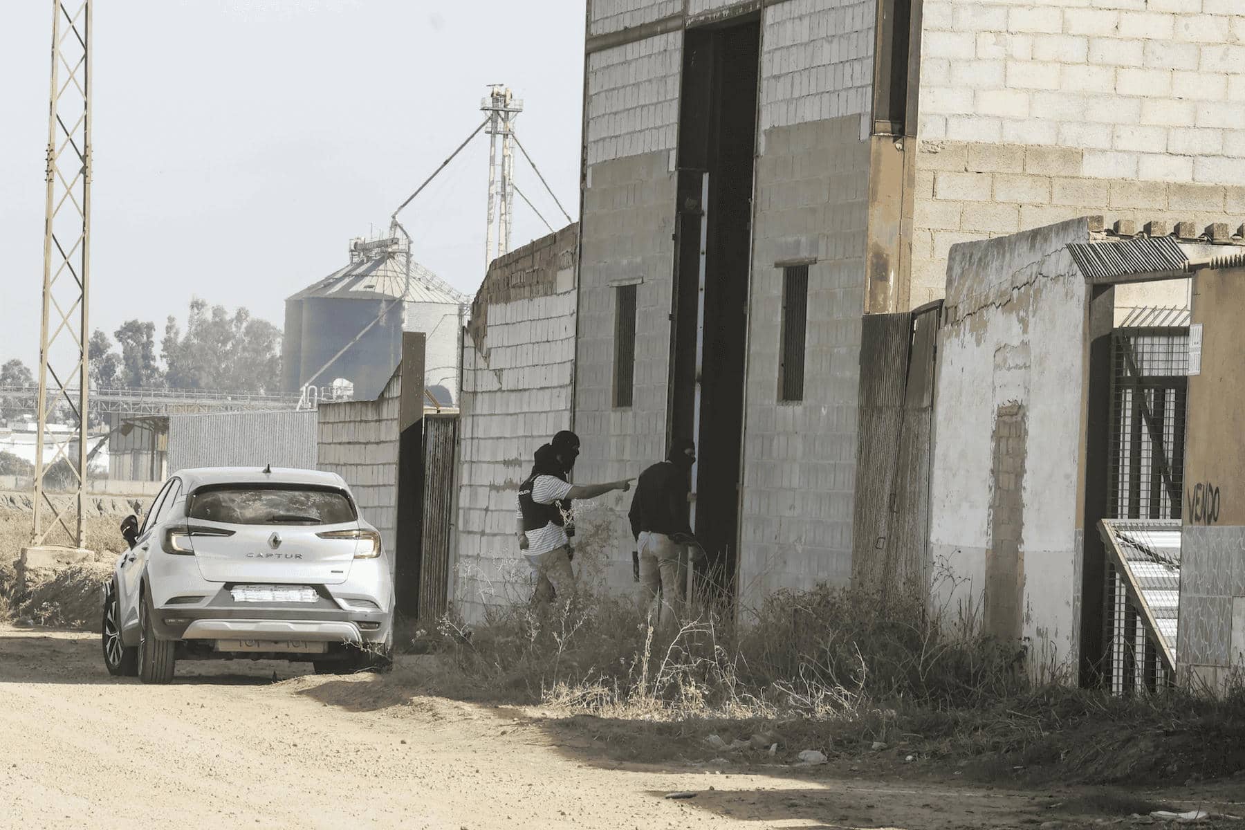 Agentes de Policía custodian las naves en Isla Mayor, donde narcotraficantes guardaban droga.