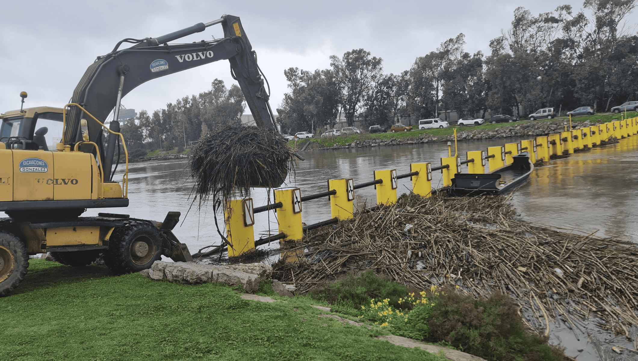 Trabajos este jueves en la barrera del Guadarranque, que ha bajado su nivel, permitiendo que los vecinos de la zona regresen a sus casas.