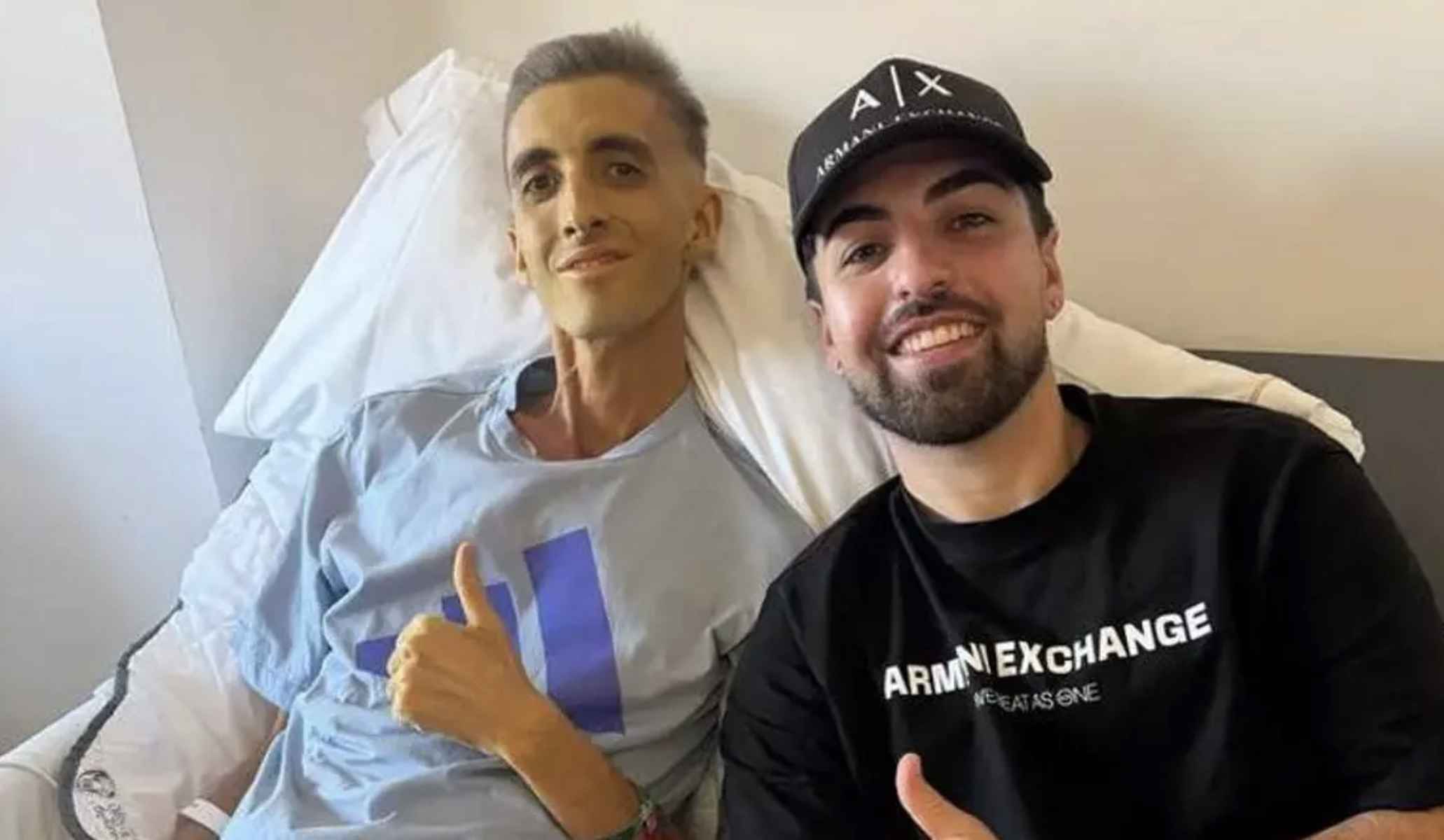 Xisco, en el hospital, junto a su hermano.