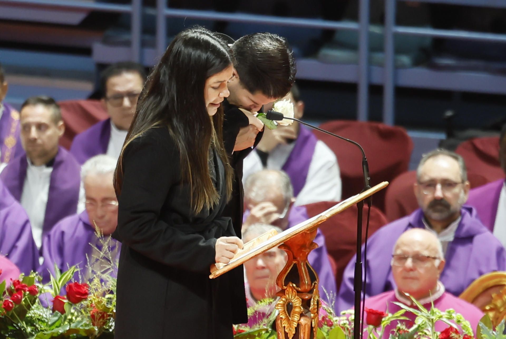 Liliana Sáez, junto a su hermano Fidel, ha hablado en el funeral celebrado en Huelva en nombre de las familias de las 45 víctimas mortales del accidente ferroviario de Adamuz. Liliana Sáez, junto a su hermano Fidel, ha hablado en el funeral celebrado en Huelva en nombre de las familias de las 45 víctimas mortales del accidente ferroviario de Adamuz.