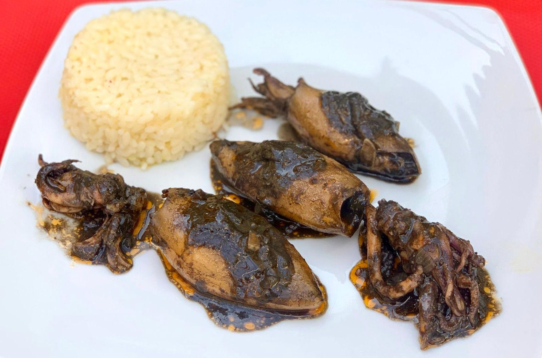 Un plato de chipirones en su tinta. Un plato de chipirones en su tinta.