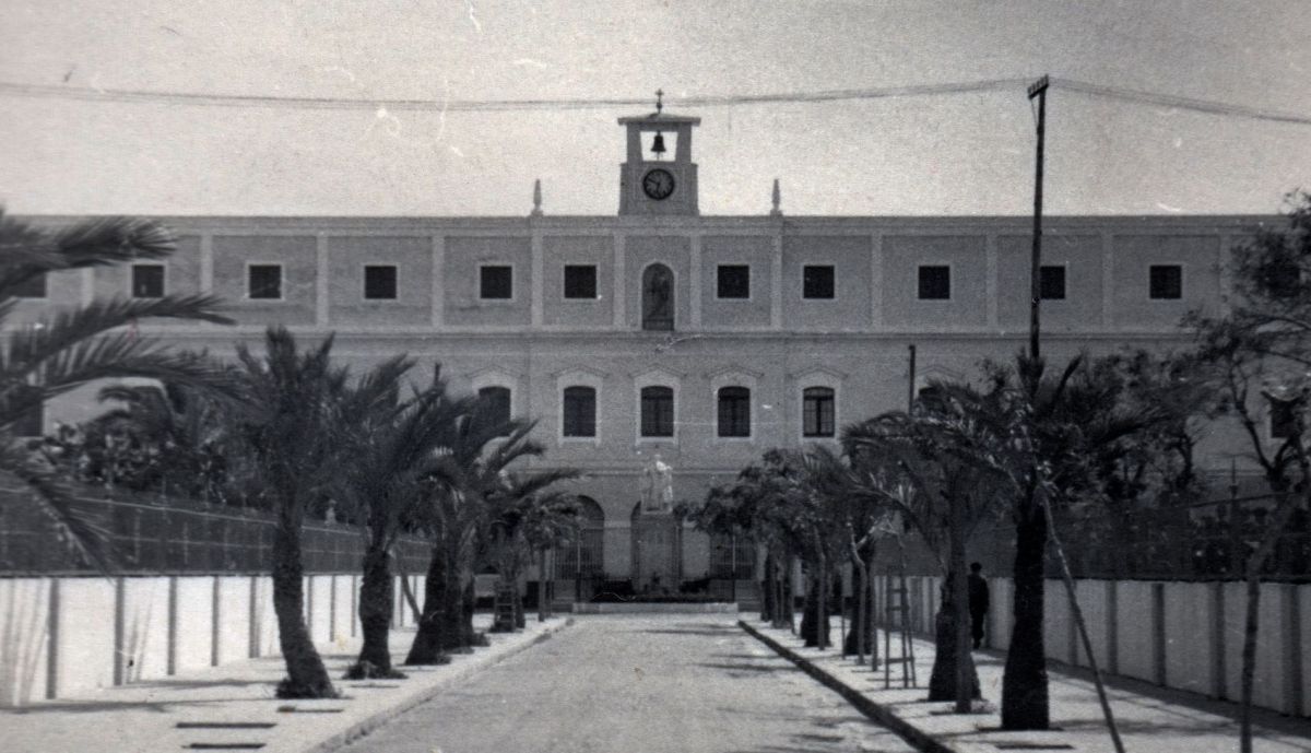 Entrada de las Escuelas Salesianas desde la actual avenida en 1955   Archivo de la Casa Salesiana de Cádiz “San Ignacio”.