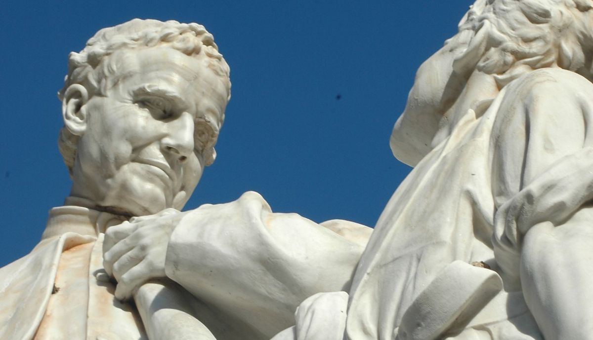Monumento a San Juan Bosco, visión lateral izquierda, detalle   foto JM Sedeño
