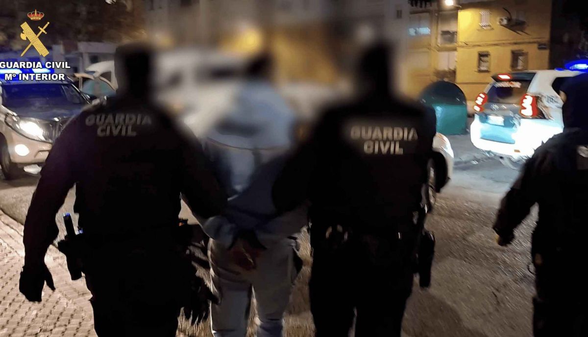 Imagen de la detención de uno de los miembros de la organización criminal.