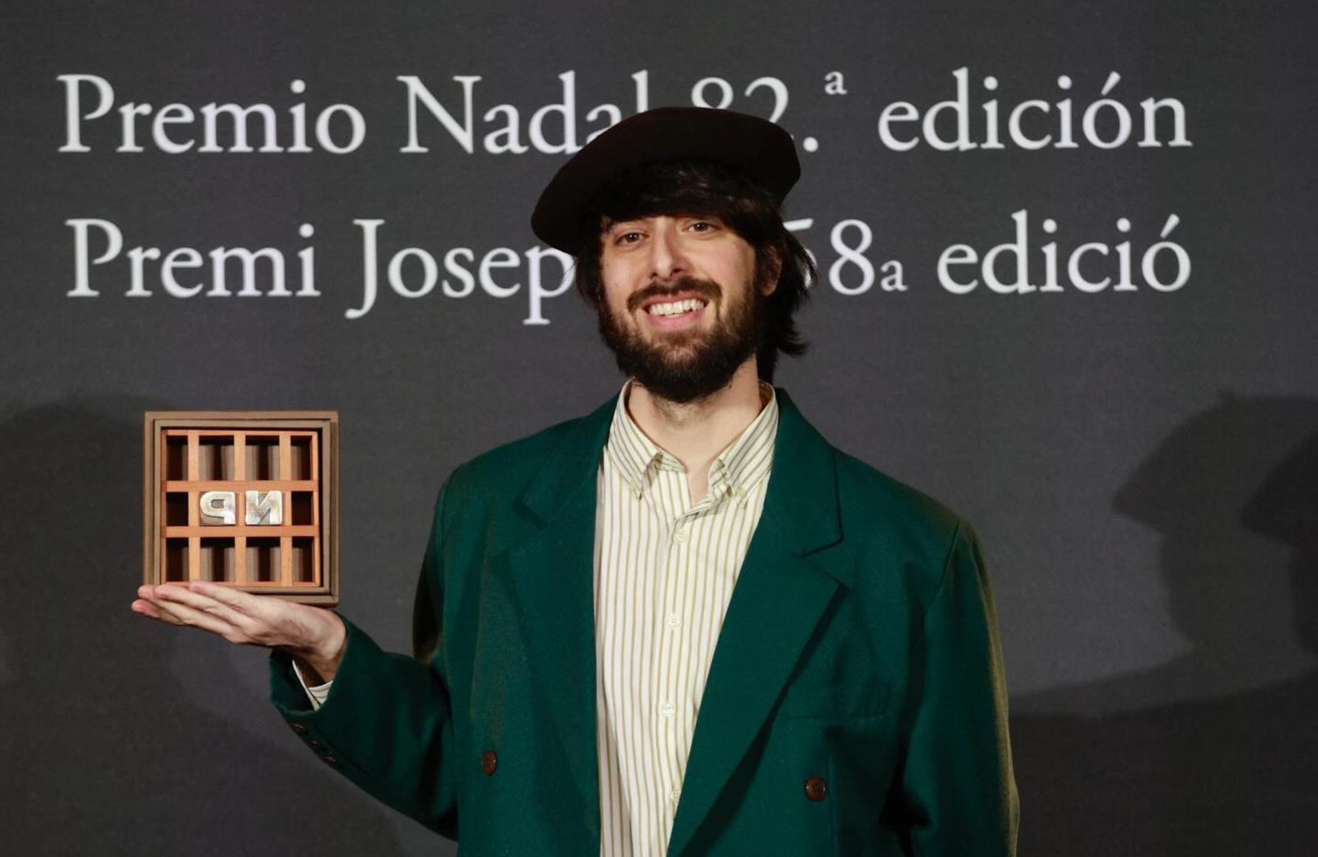 El escritor David Uclés, con el Premio Nadal.