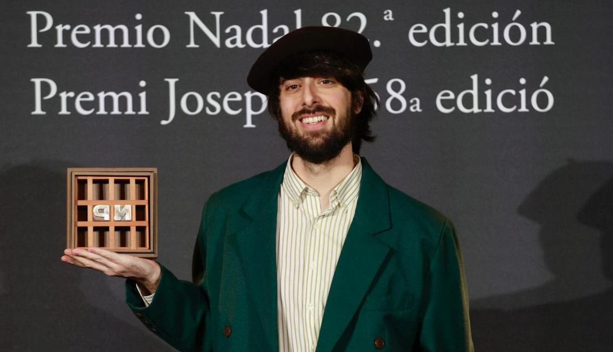 El escritor David Uclés, con el Premio Nadal.
