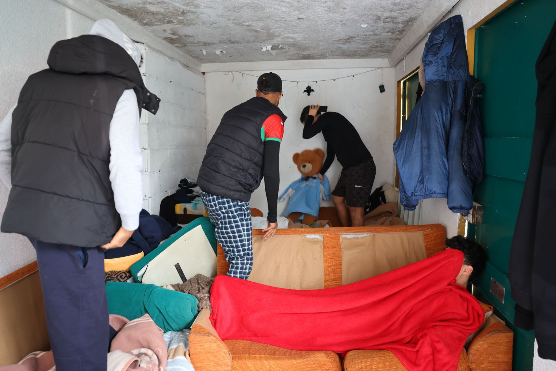 Jóvenes migrantes, dentro de una caseta de la luz de la zona sur de Jerez, donde viven. Jóvenes migrantes, dentro de una caseta de la luz de la zona sur de Jerez, donde viven.