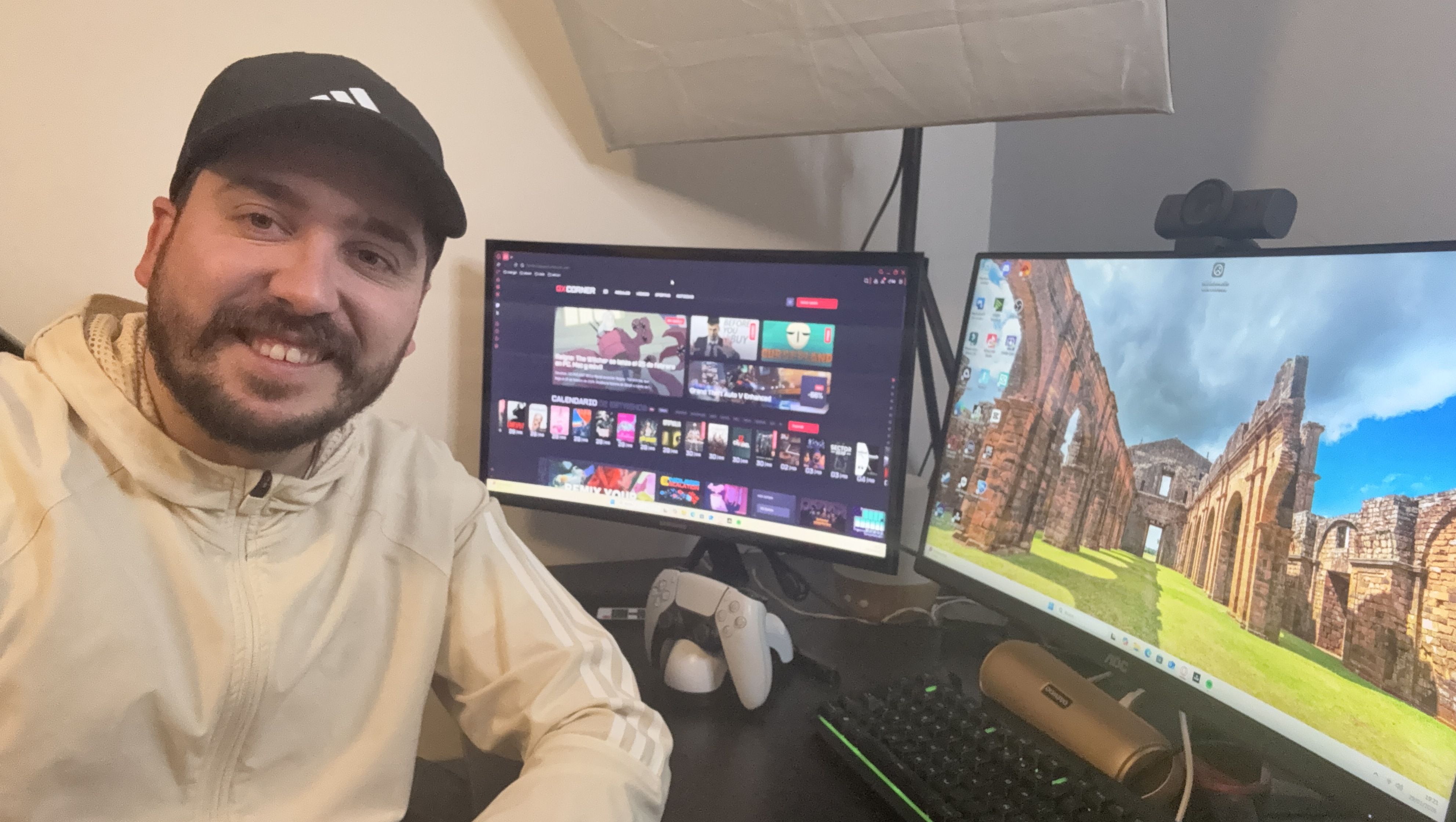 Rudagoni, posando en el despacho donde hace sus contenidos.