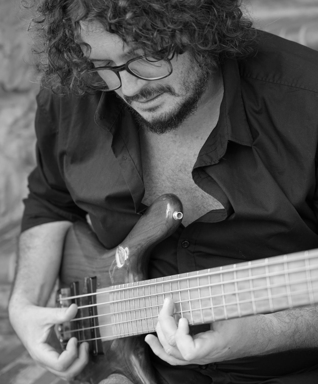 Ricardo Piñero, concentrado mientras toca el bajo flamenco. Fotografía: Isa de la Calle.