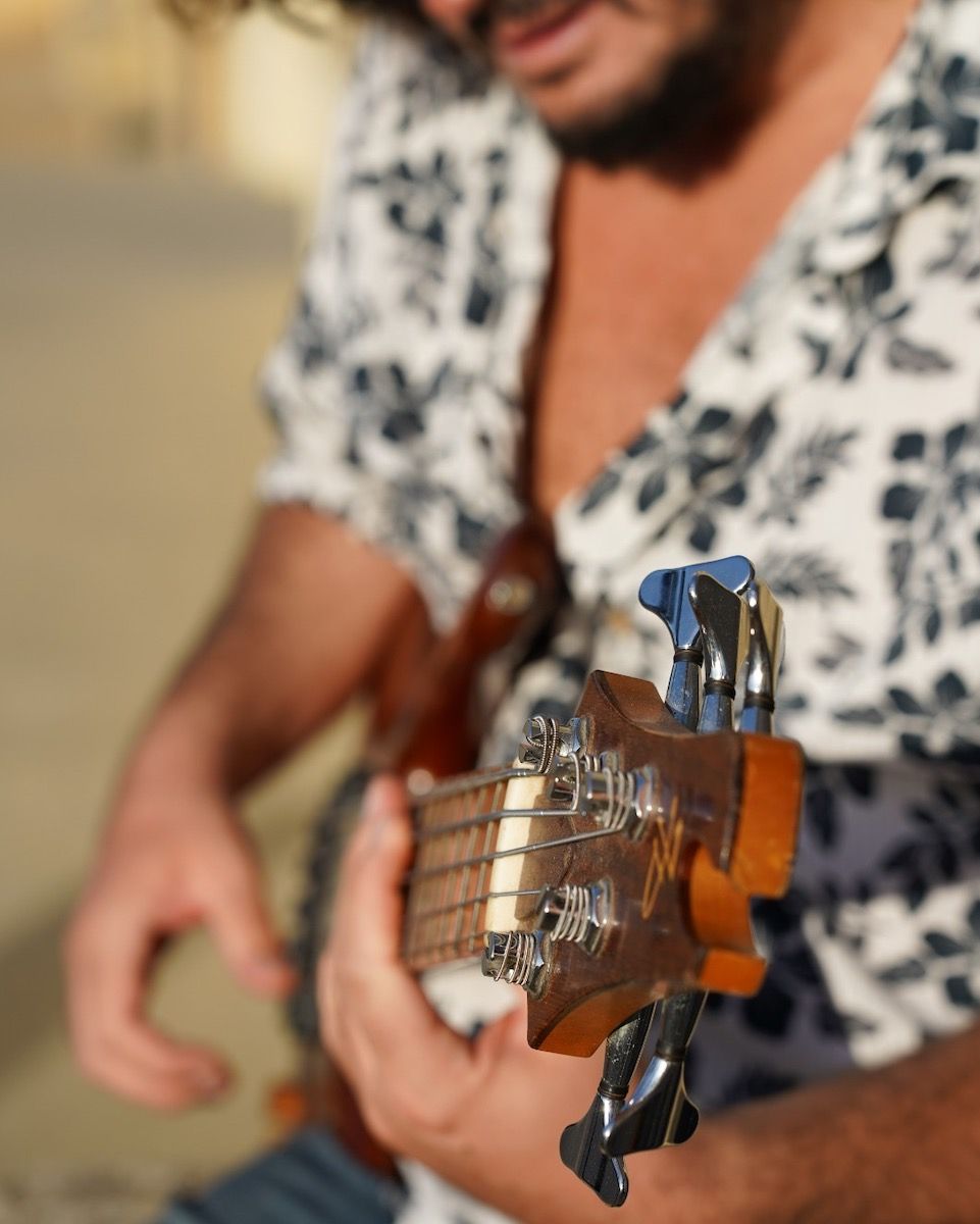 Ricardo Piñero tocando el bajo. Fotografía: Isa de la Calle.