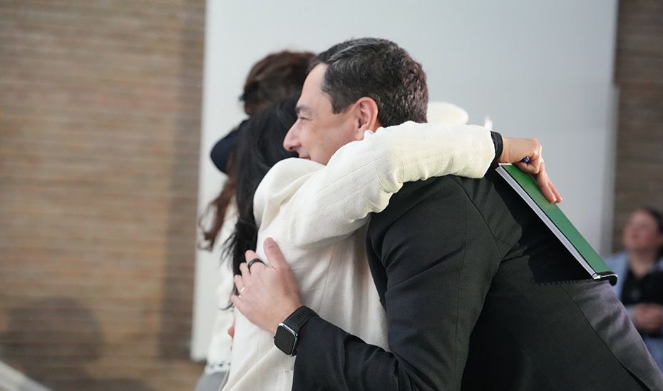 El presidente andaluz, Juanma Moreno, abraza a una persona con enfermedad rara. El presidente andaluz, Juanma Moreno, abraza a una persona con enfermedad rara.