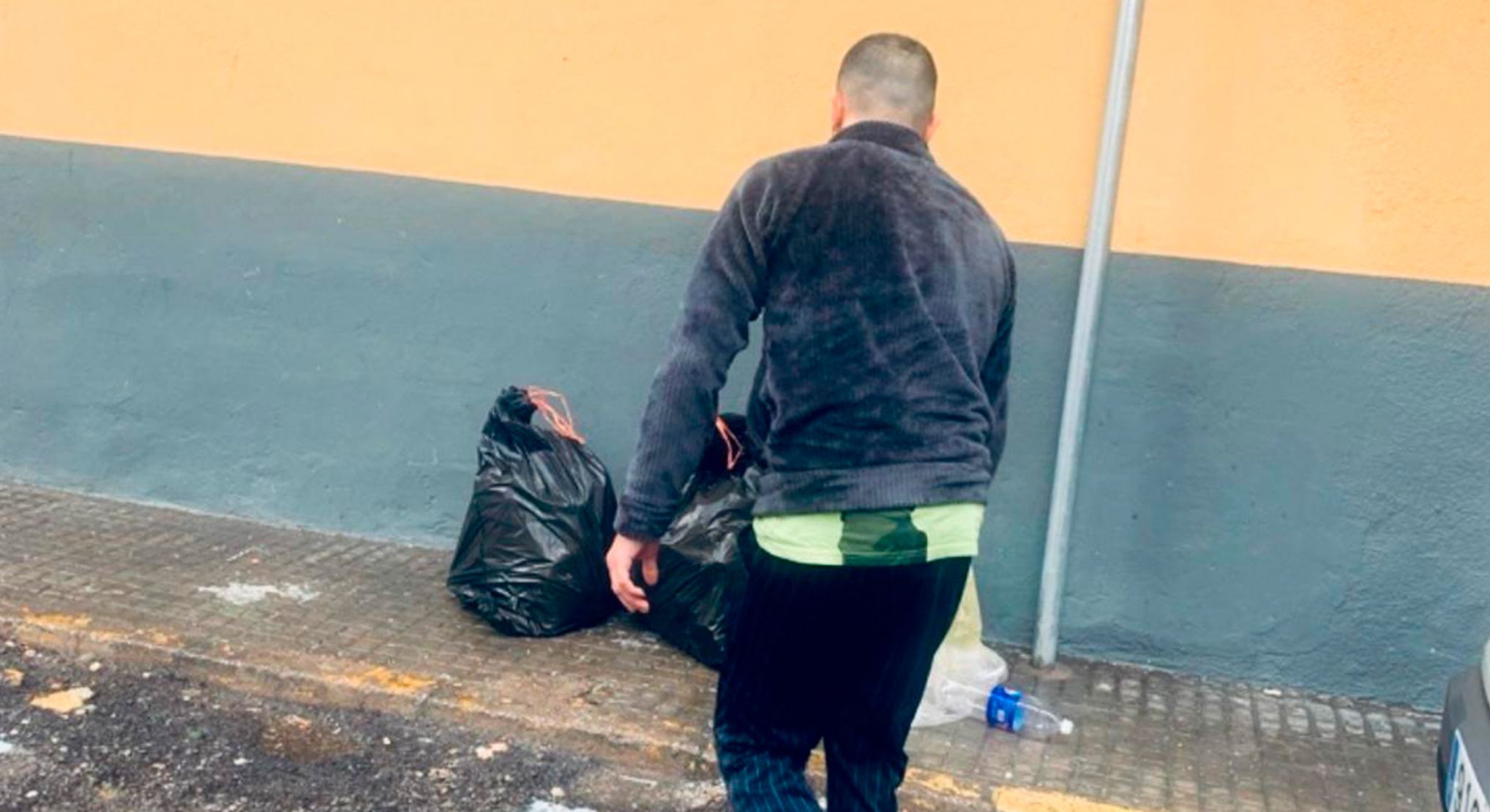 Una persona tira la basura en medio de la calle en El Puerto. Una persona tira la basura en medio de la calle en El Puerto.