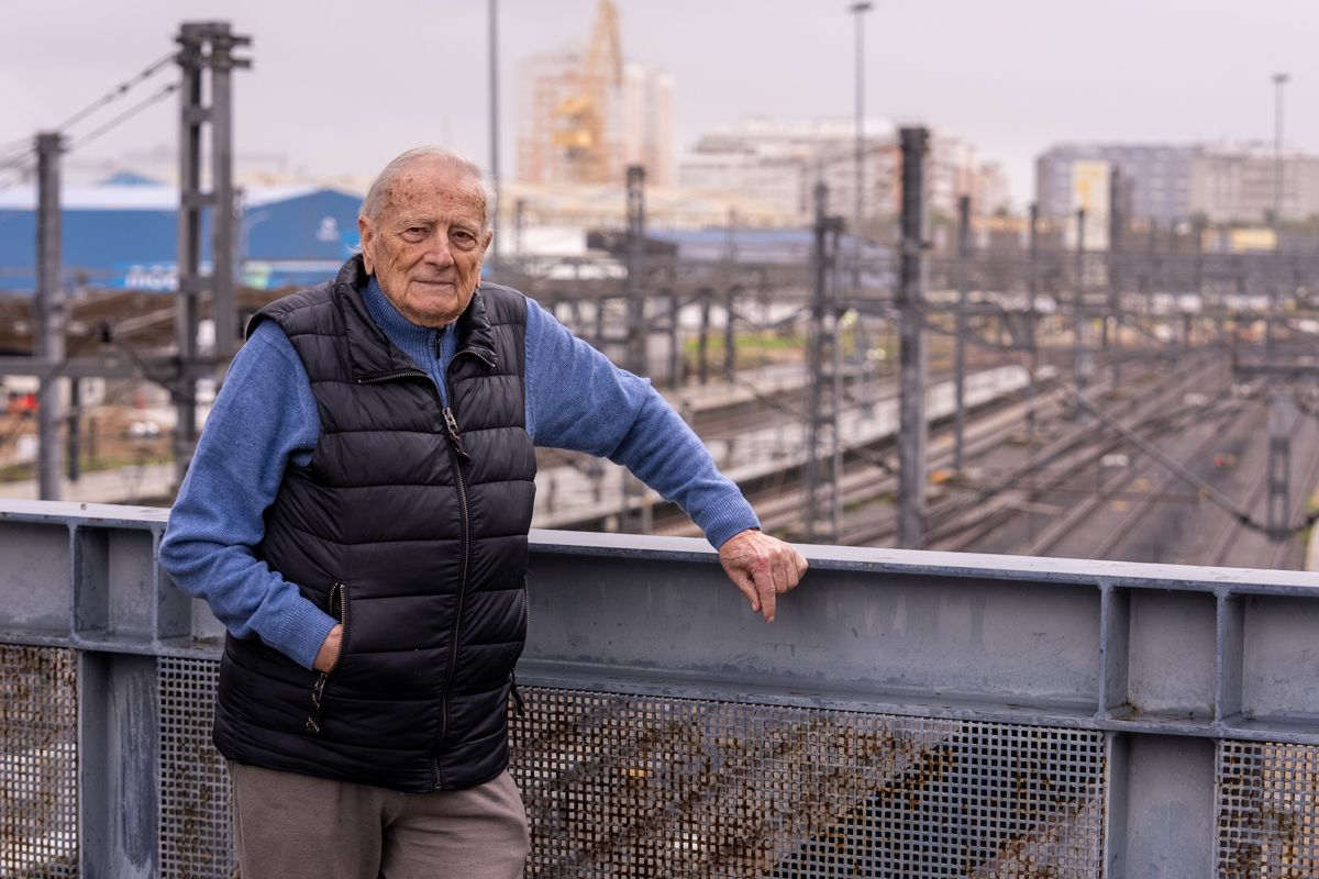 Gabriel Biosca, este viernes con las vías del tren de la estación de Cádiz al fondo.  REYNA
