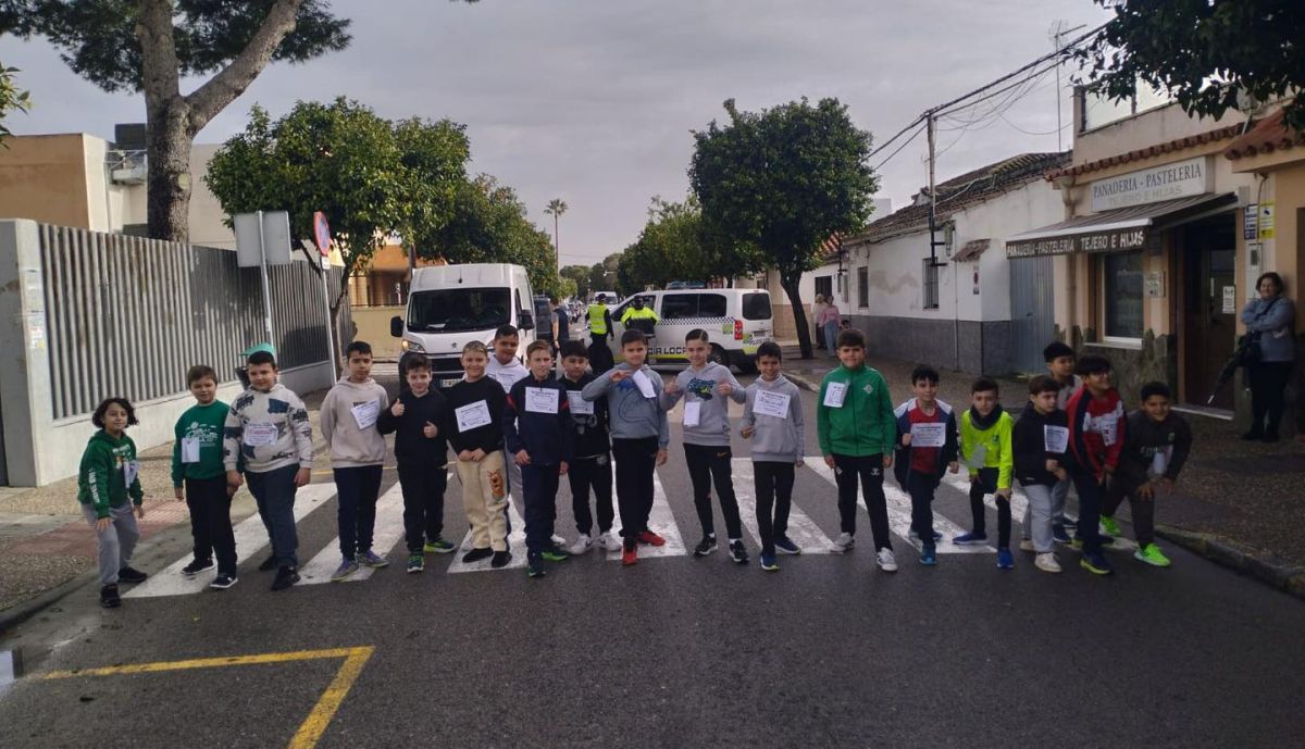 Un grupo de pequeños que han participado en la carrera.