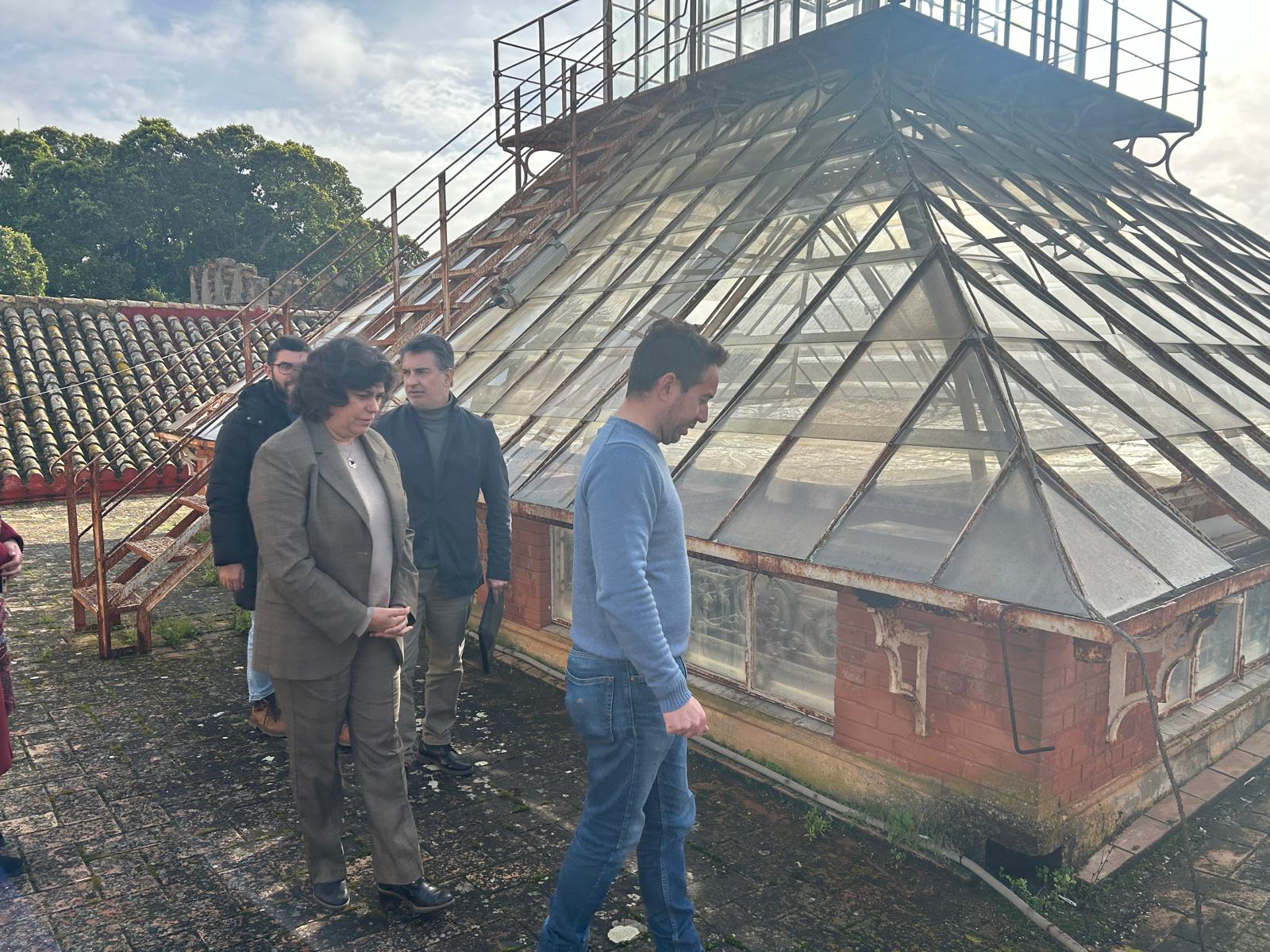 La alcaldesa Carmen Álvarez y delegados municipales, en el Palacio Municipal.