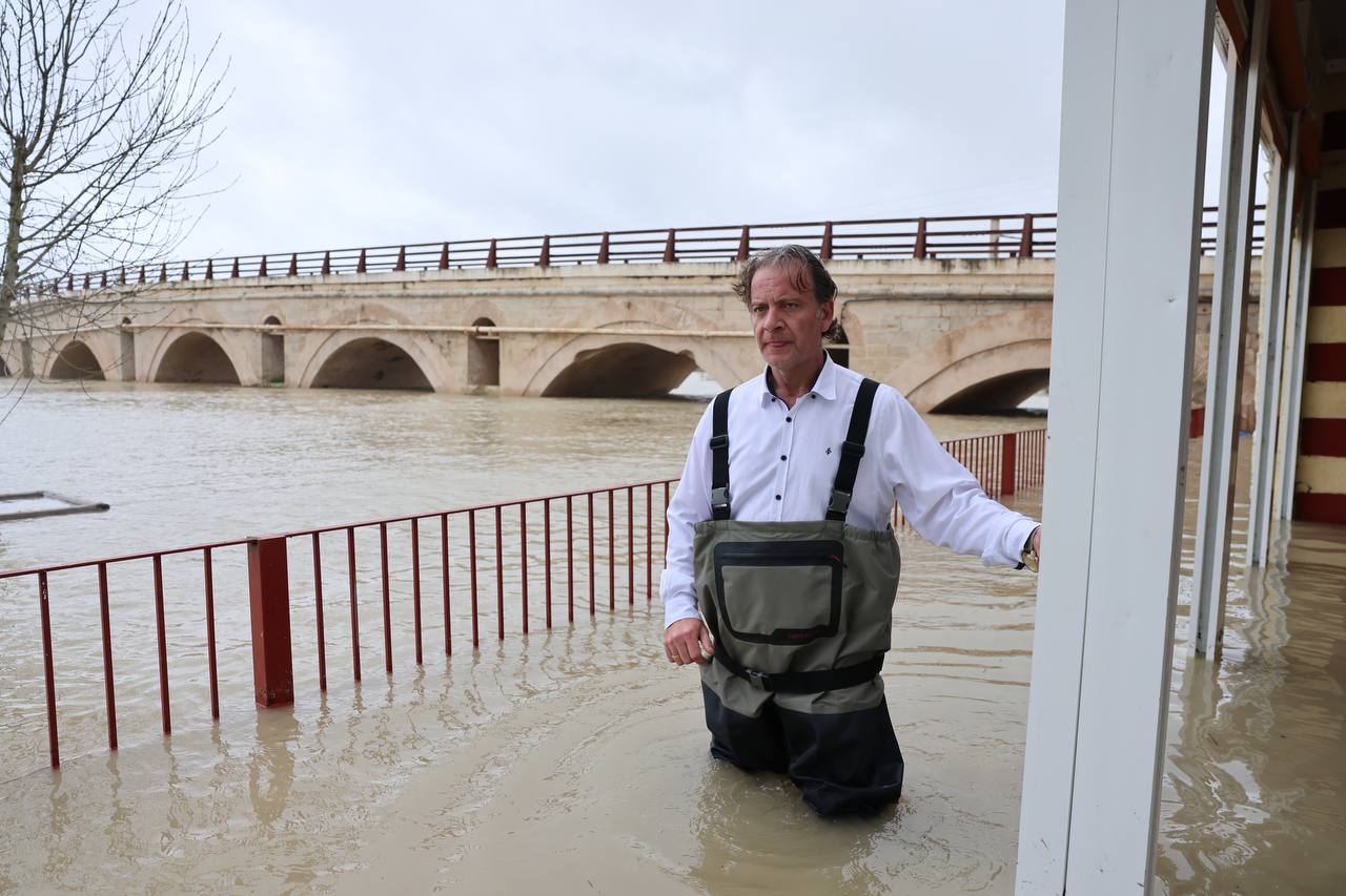 Rodrigo Valle, propietario de la venta de Caruja, a las puertas de su negocio. Rodrigo Valle, propietario de la venta de Caruja, a las puertas de su negocio.