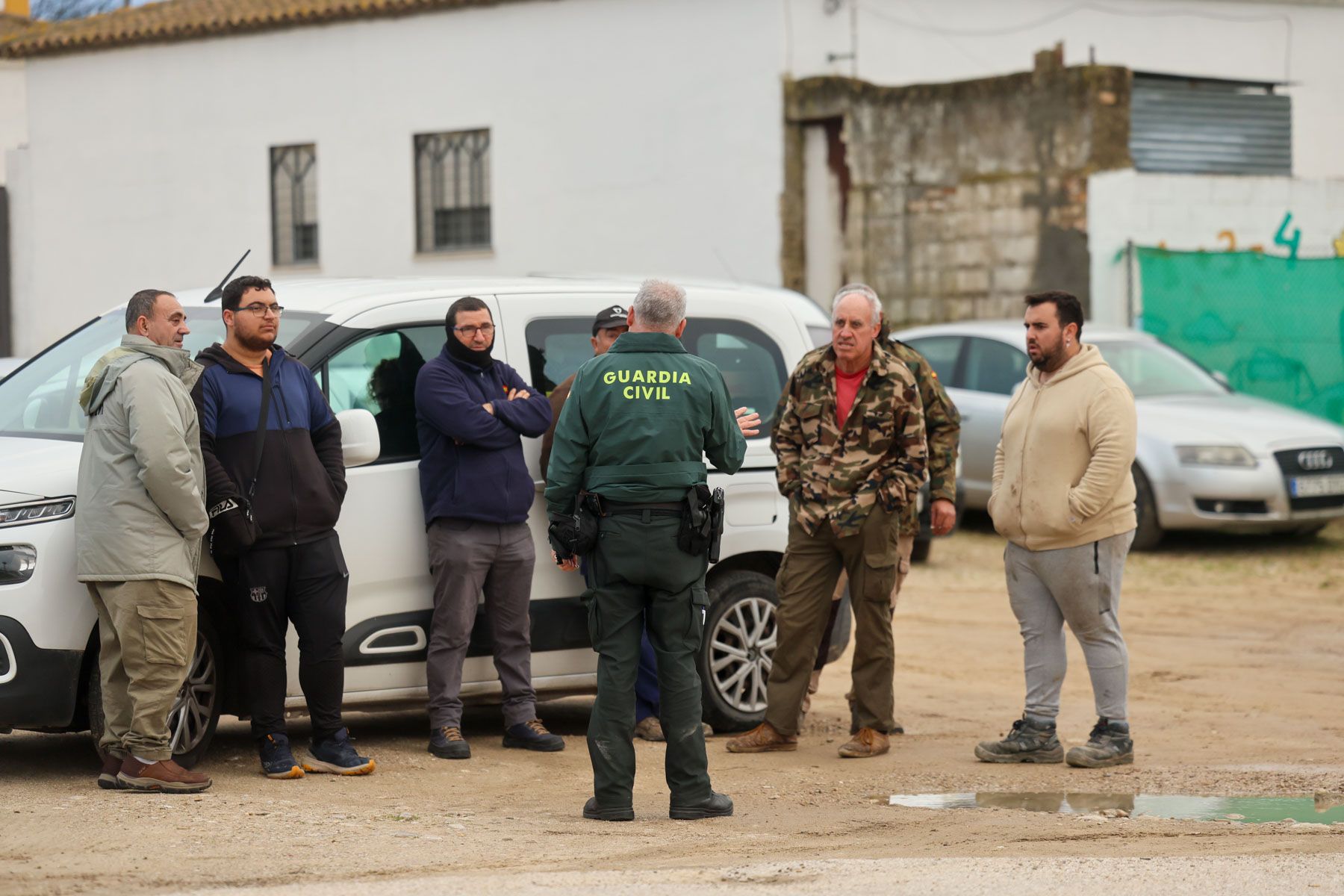 Agentes de la Guardia Civil, dando paso a vecinos hacia La Ina, en el Jerez rural. Agentes de la Guardia Civil, dando paso a vecinos hacia La Ina, en el Jerez rural.