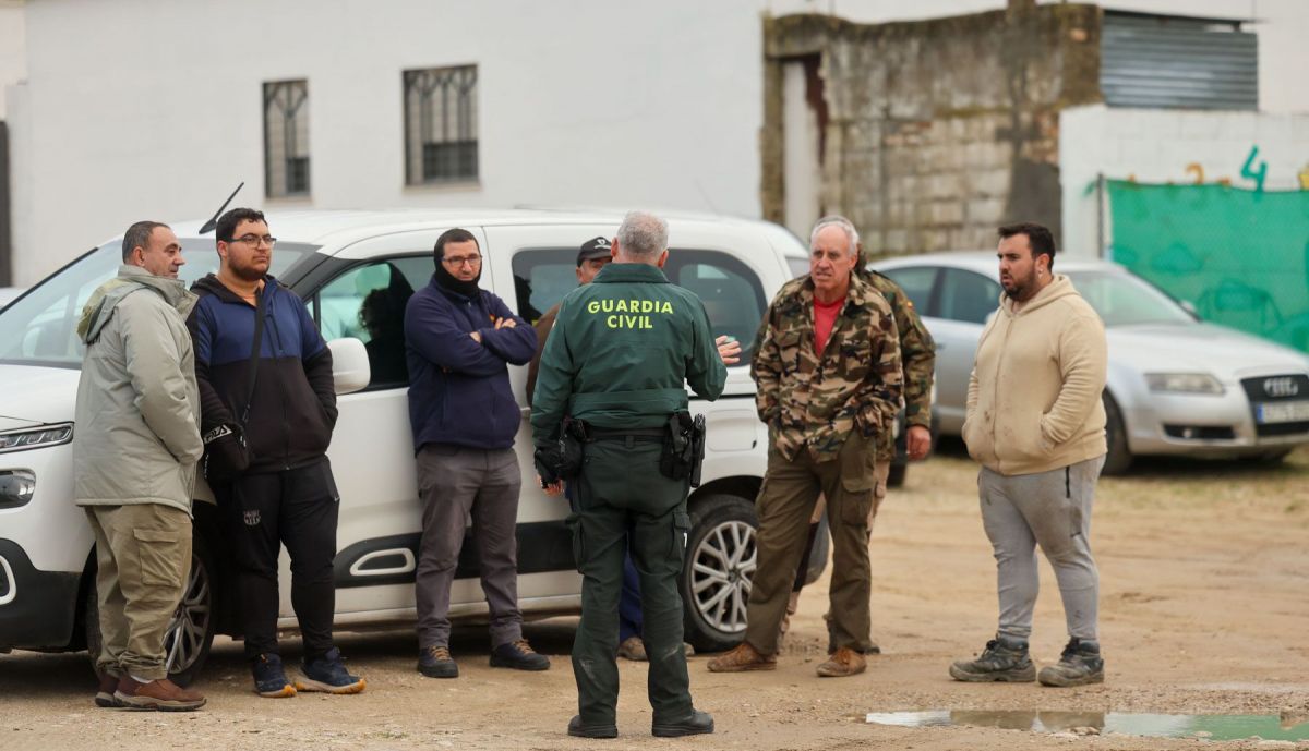 Agentes de la Guardia Civil, dando paso a vecinos hacia La Ina, en el Jerez rural.