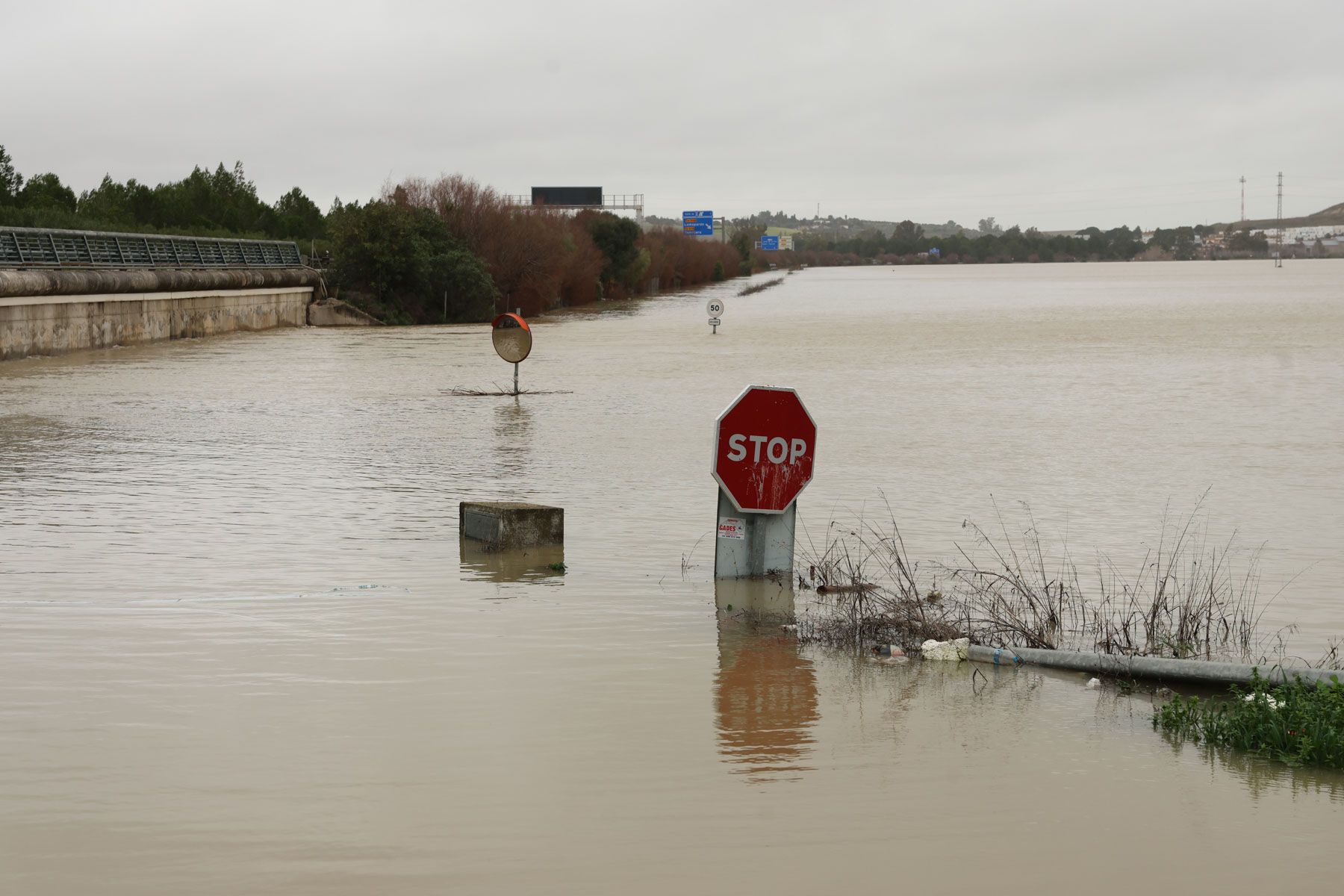 Una carretera, bajo el agua durante las inundaciones.