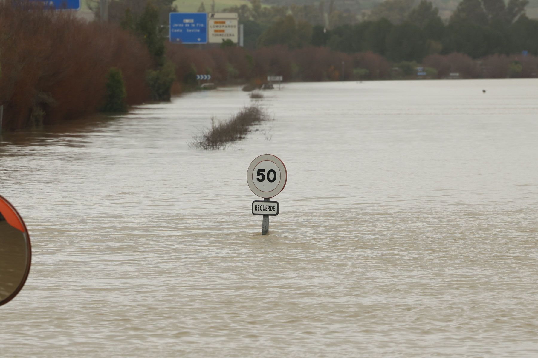 Una carretera cortada por las inundaciones en el Jerez rural. 