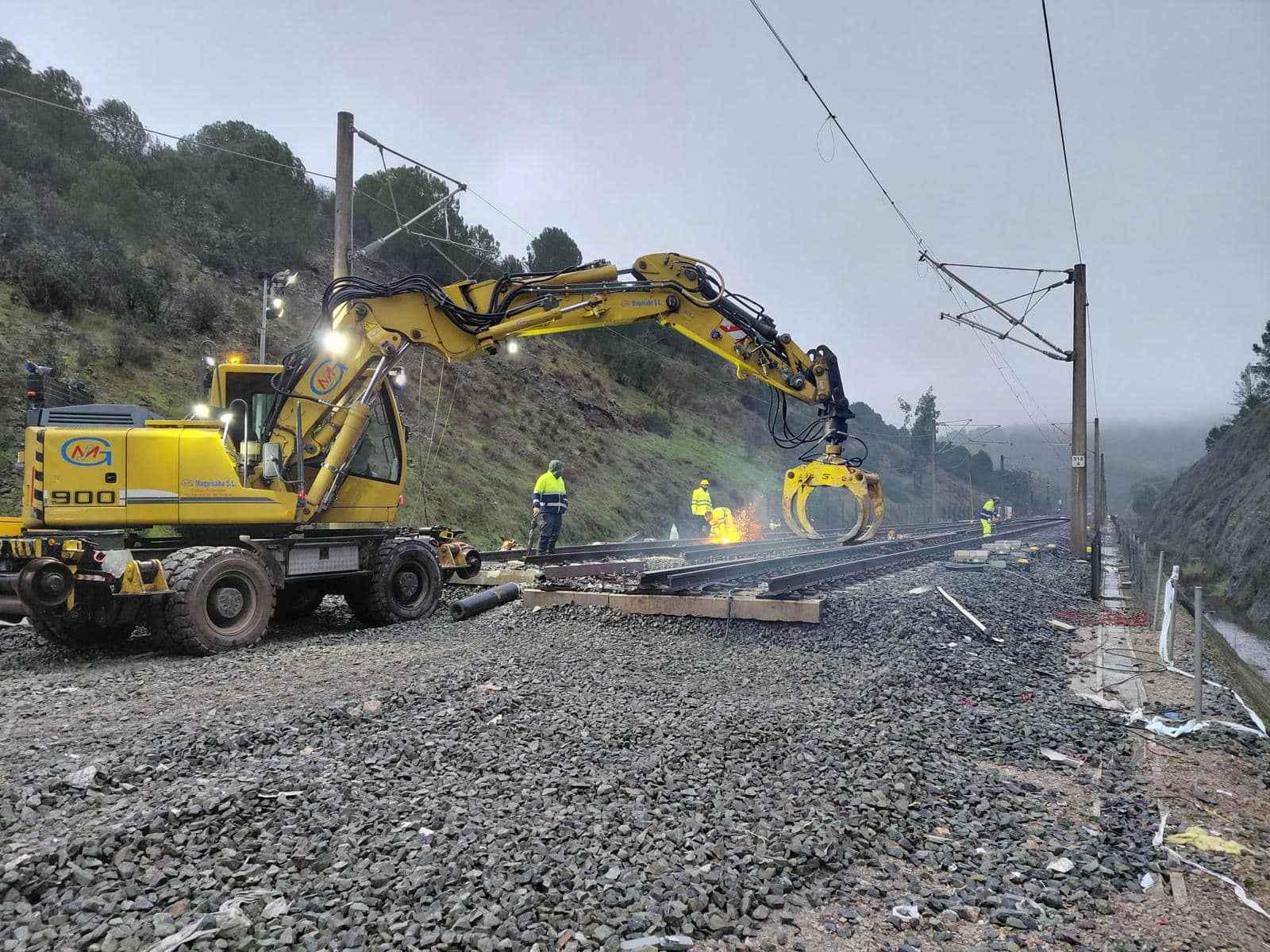 Labores de reconstrucción de la vía ferrea en Adamuz.