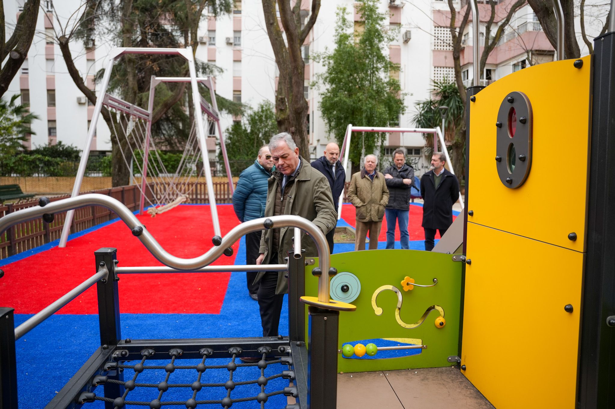 El alcalde de Sevilla, José Luis Sanz, en el nuevo parque en Triana. El alcalde de Sevilla, José Luis Sanz, en el nuevo parque en Triana.