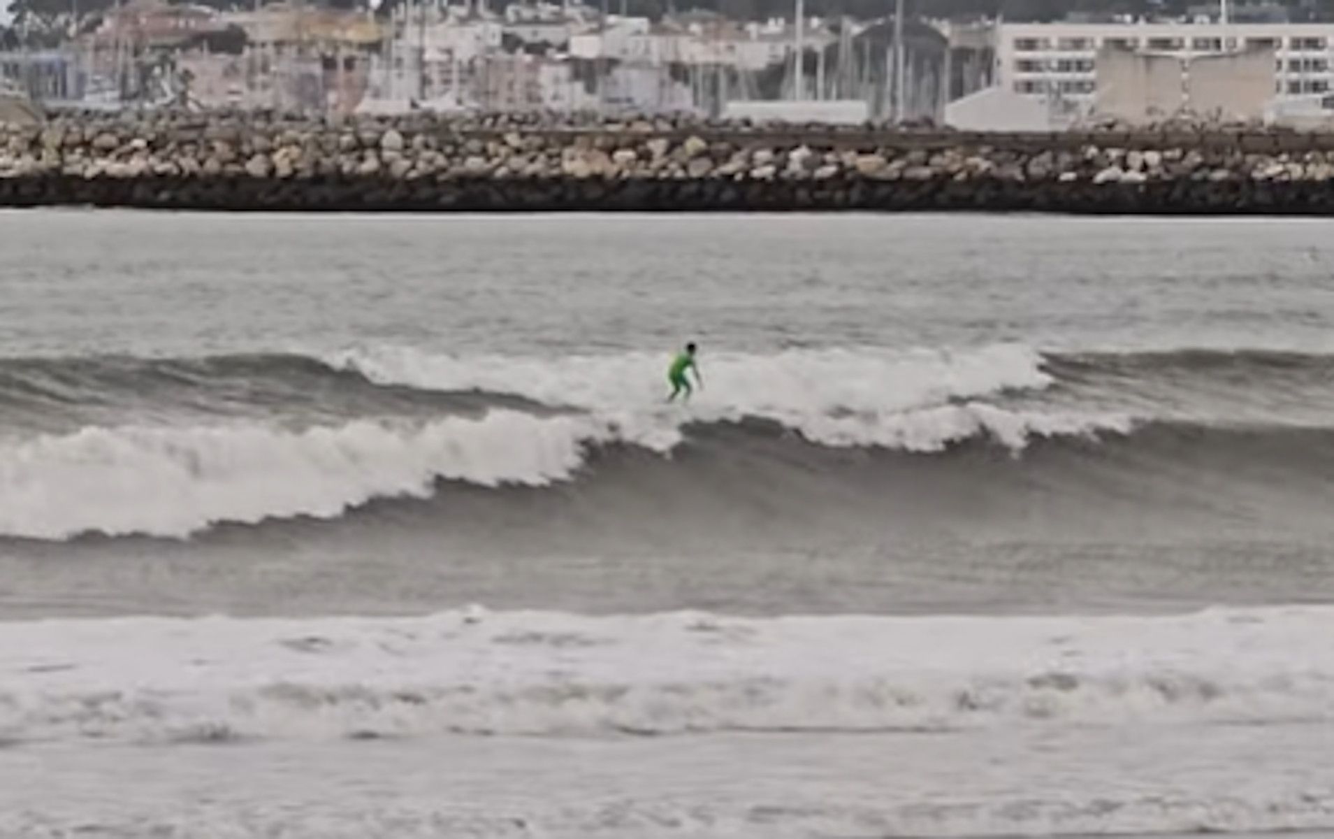 Un hombre surfeando la ola más larga documentada en Valdelagrana. Un hombre surfeando la ola más larga documentada en Valdelagrana.